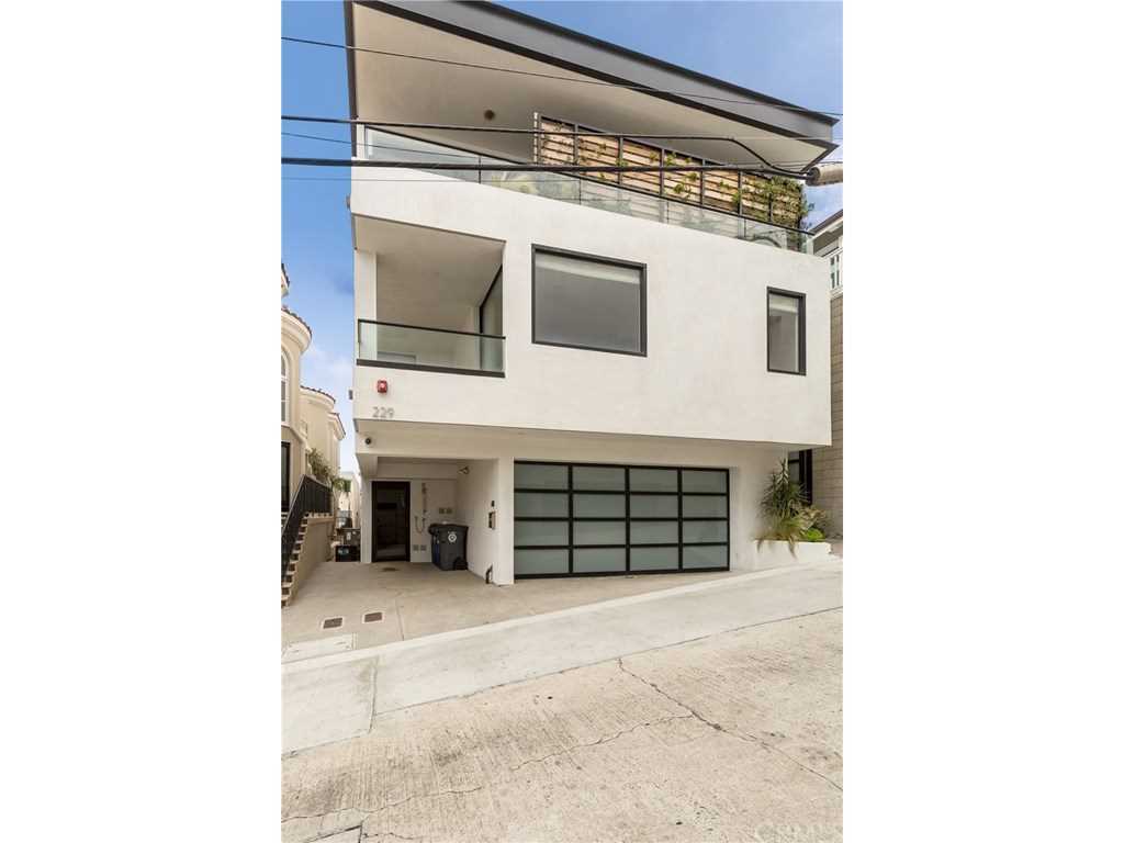 229 Rosecrans Place in Manhattan Beach, CA - MLS# SB18215937 Photo 1
