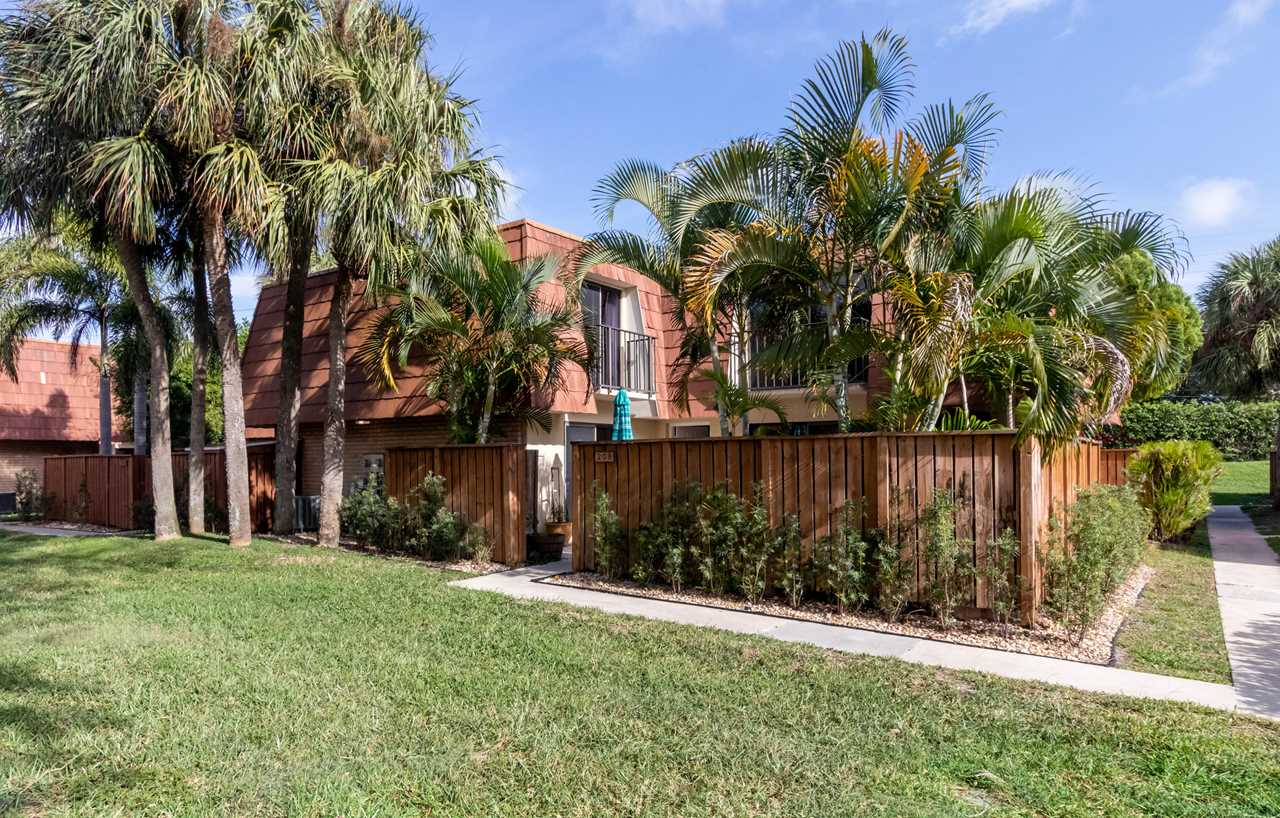 208 Live Oak Lane Boynton Beach, FL 33436 - MLS# RX-10492520 | BoyntonBeachRealEstate.com Photo 1