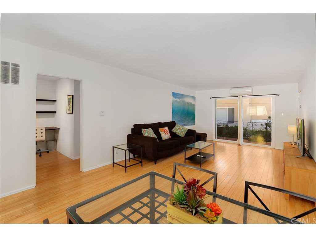 446 S St Andrews Place #6, Los Angeles, CA 90020 | MLS #BB19029191 Photo 1