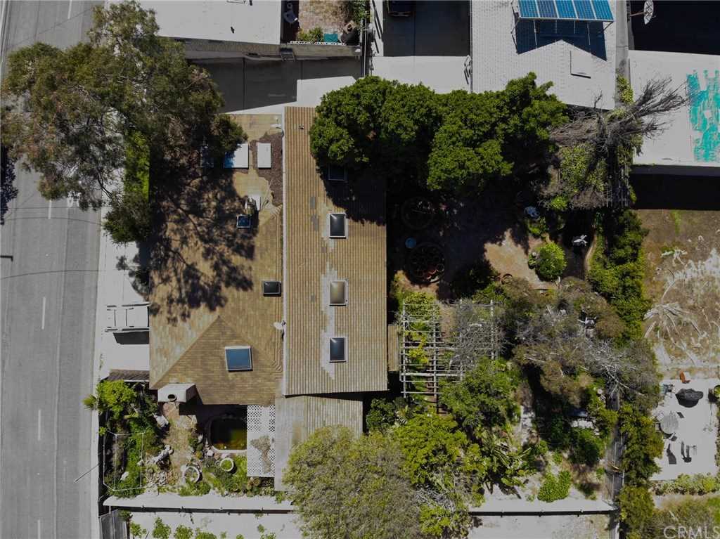 707 S Redondo Avenue in Manhattan Beach, CA - MLS# SB18277805 Photo 1