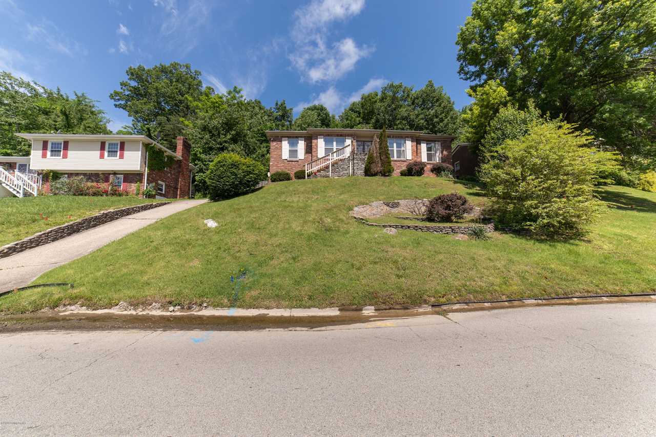 home for sale at 2817 Windsor Forest Dr Louisville KY 40272 MLS 1561163