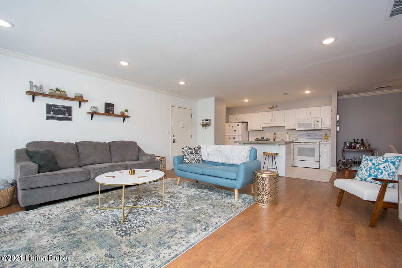 247 Stonehenge Dr 104 Louisville KY 40207 MLS1587215