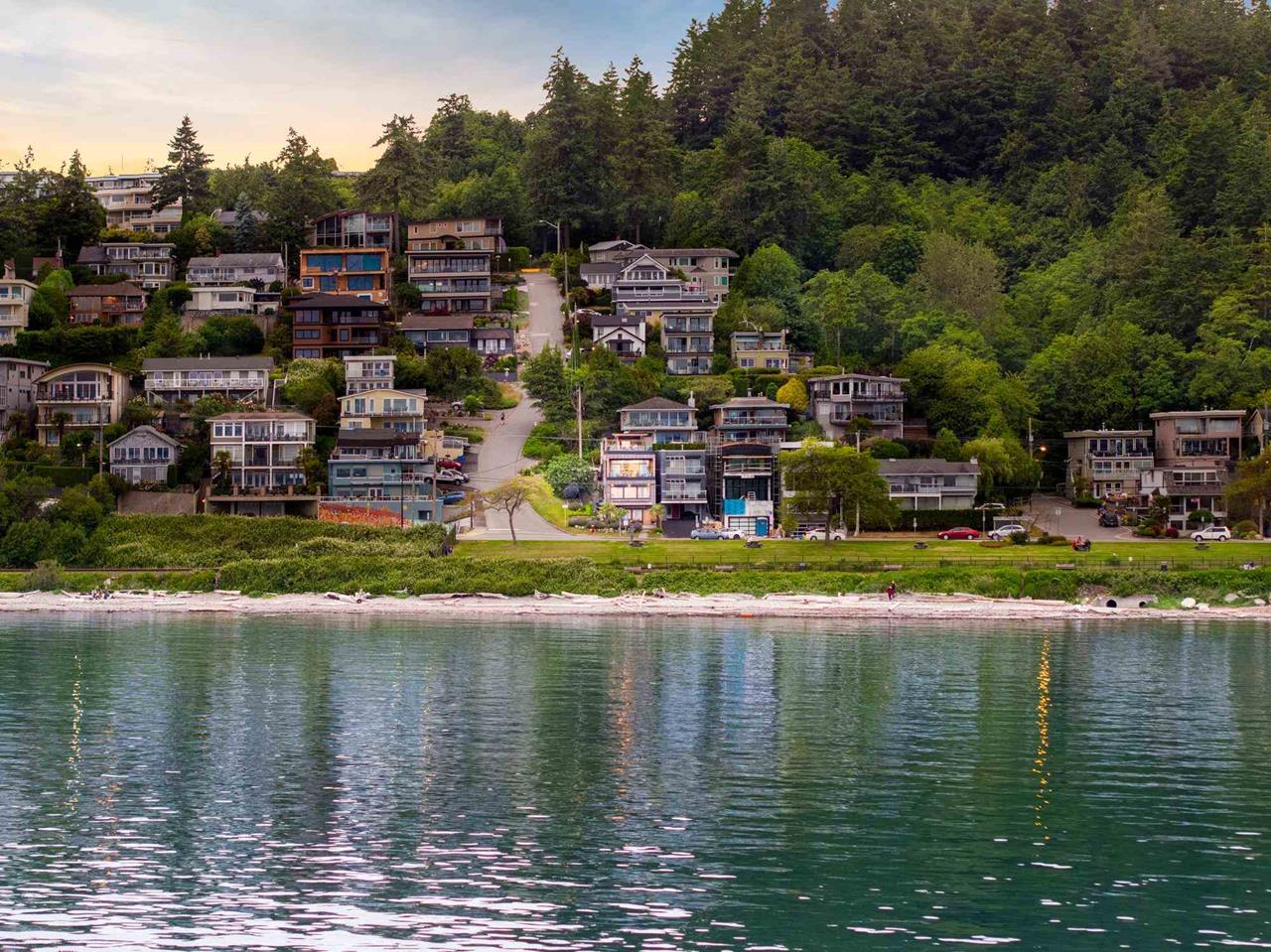 14547 Marine Drive White Rock, BC V4B 1B5 MLS ® R2592809