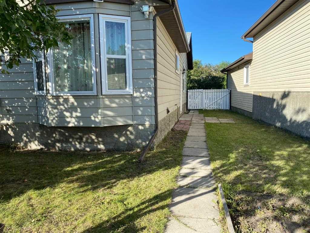 925 Erin Woods Dr SE Calgary, AB T2B 2X1 MLS ® A1143242