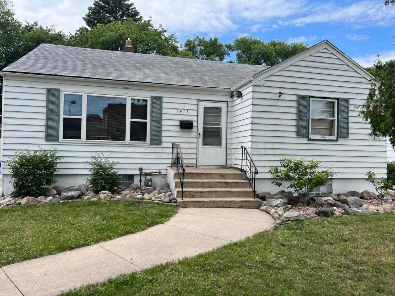 1418 9 St N Fargo, ND 58102 MLS 223704