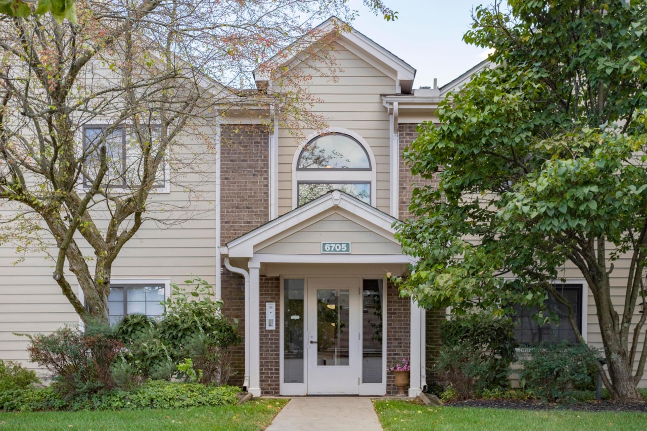 6705 Meadow Creek Drive Columbus, OH 43235 Vision Realty Inc.