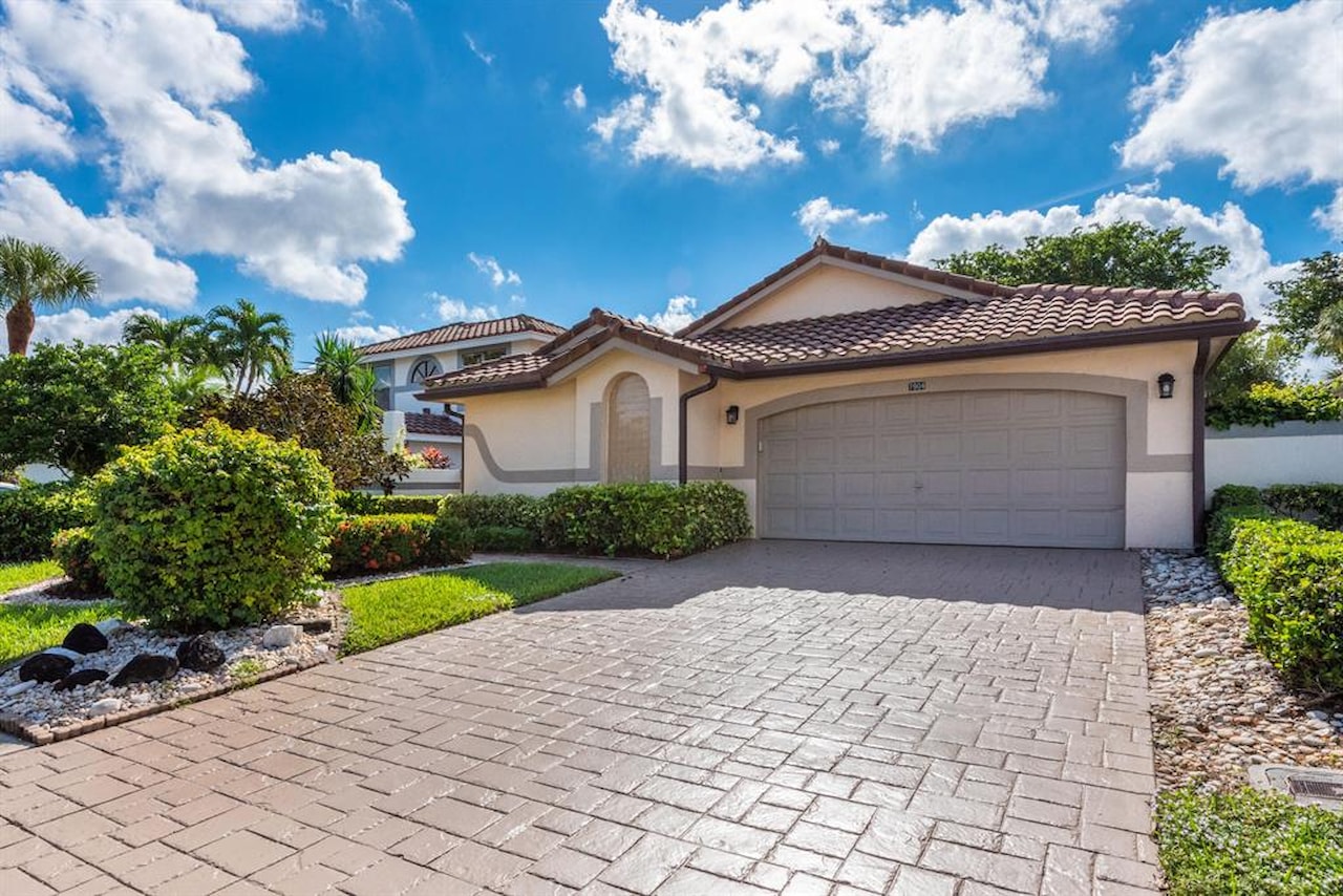 7904 Dundee Lane Delray Beach, FL 33446 MLS R10846766