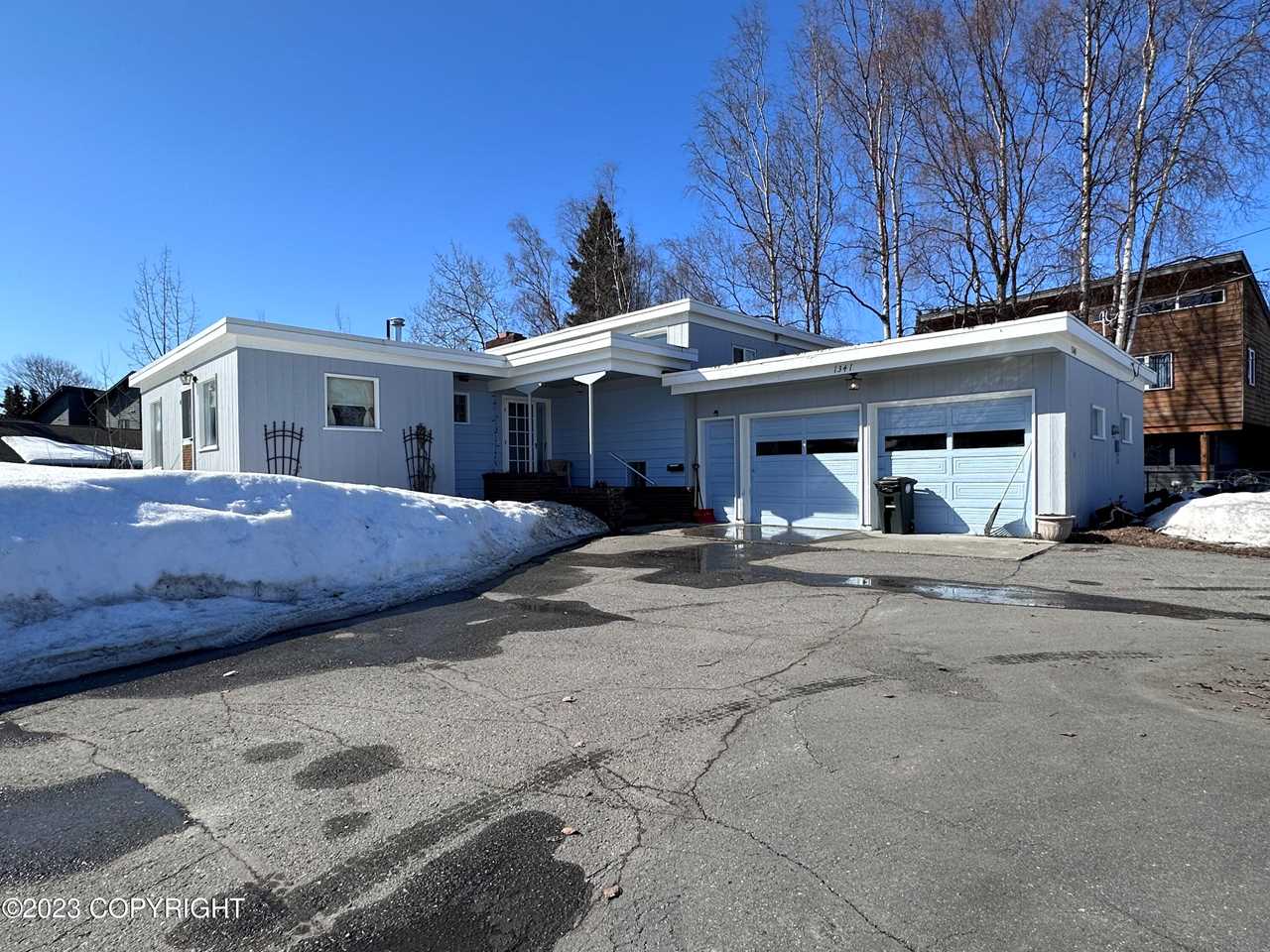 1341 Hillcrest Dr Anchorage, AK 99503 | MLS 23-3978