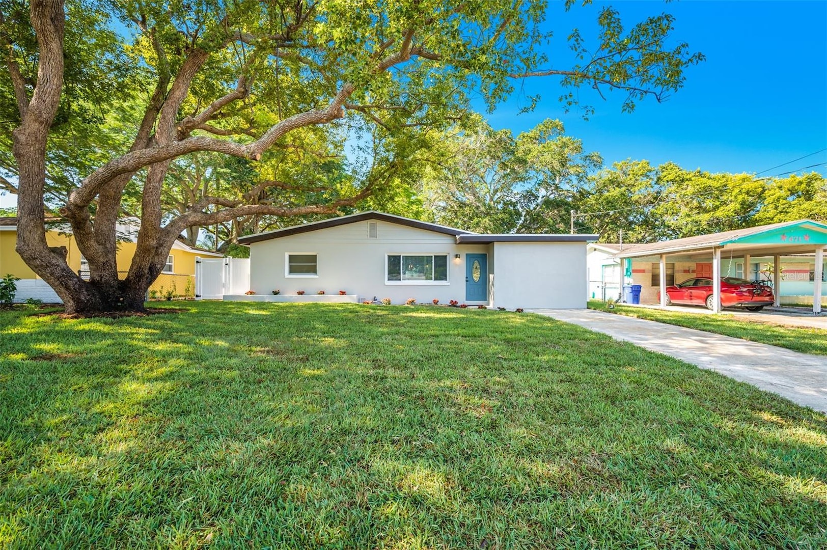 675 Regina Rd in Dunedin, FL