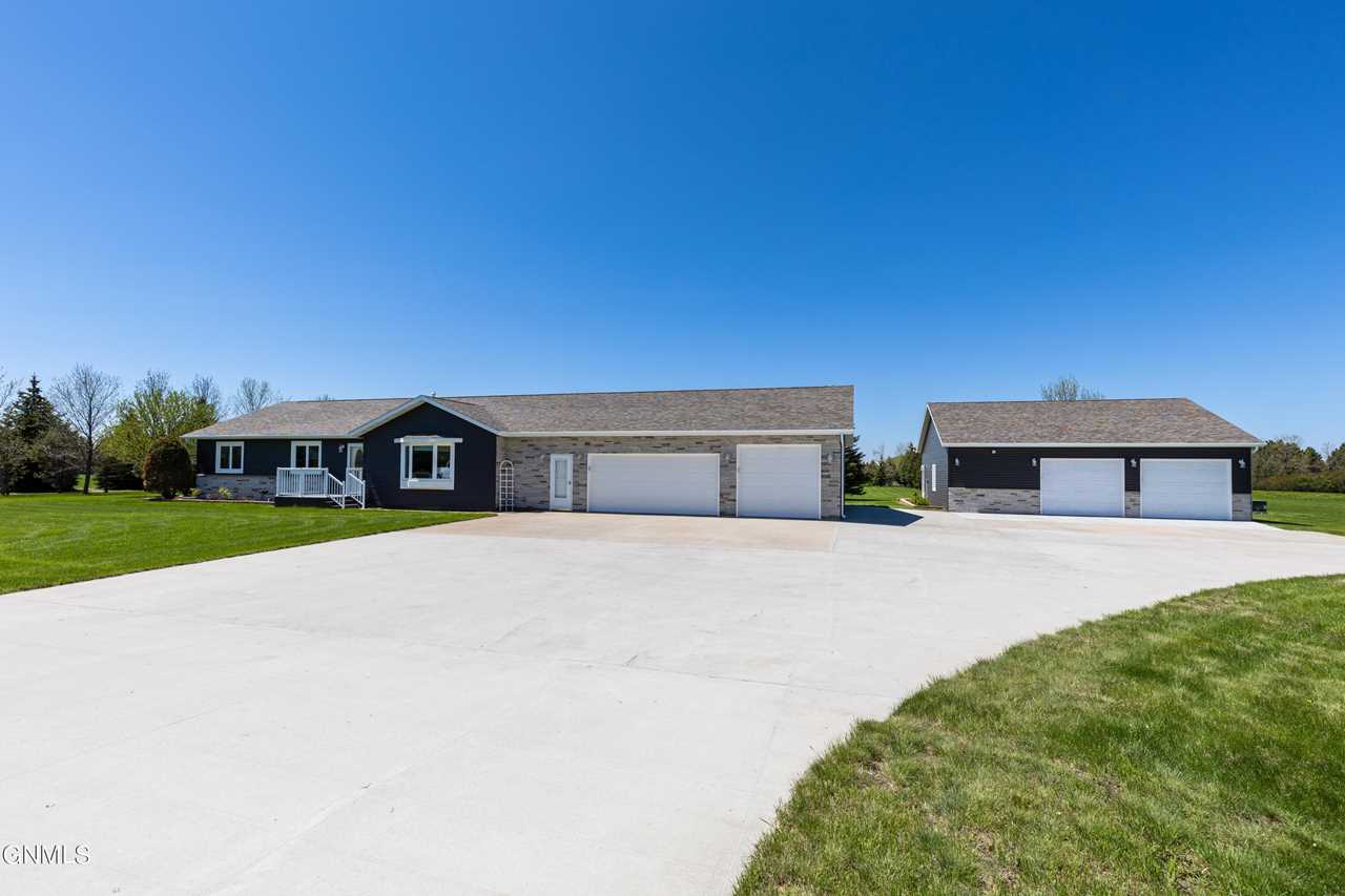 7520 Moonstone Ln Bismarck, ND 58503 MLS 4007677