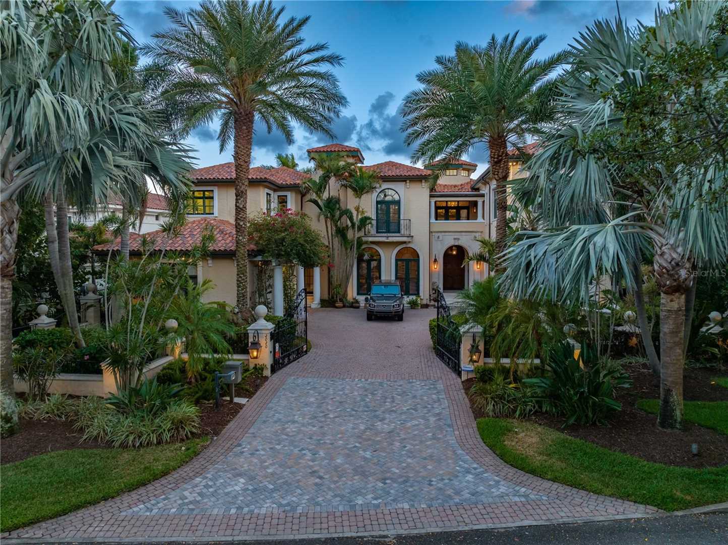 2020 Brightwaters Blvd NE St. Petersburg, FL 33704 MLS U8201481