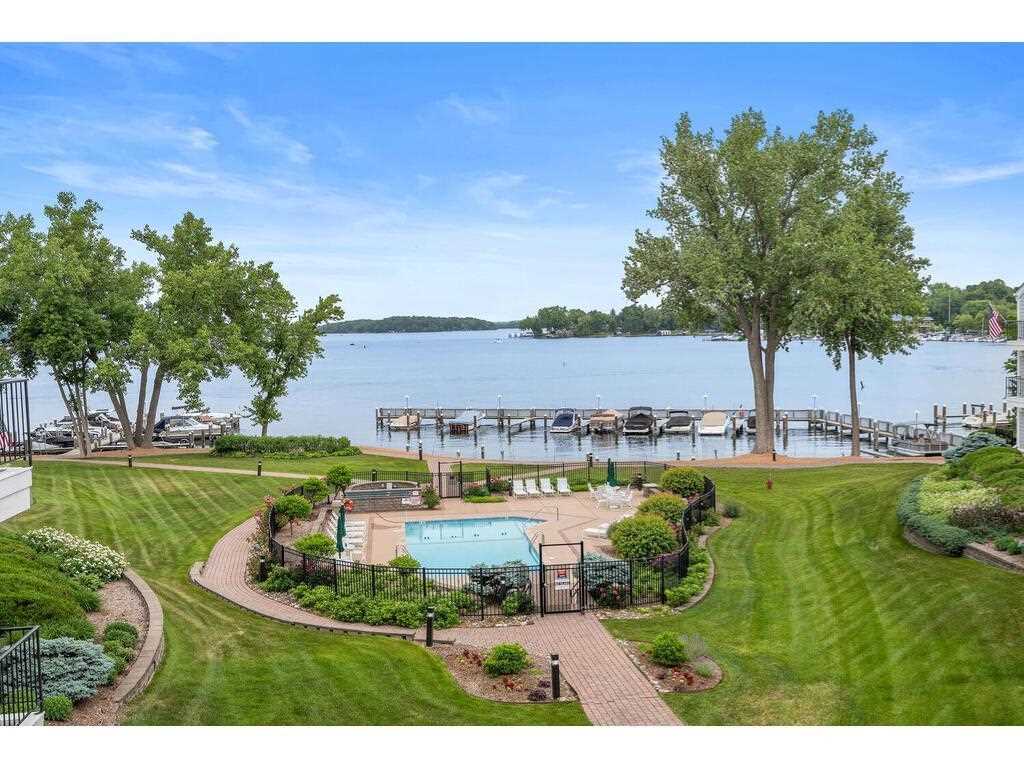 603 Lake Street 308ExcelsiorENJOY carefree living on Lake