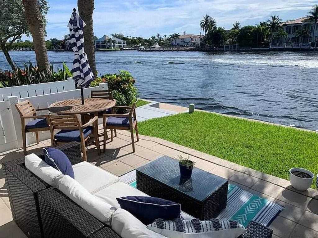 942 Jeffery Street Boca Raton, FL 33487 MLS R10902773