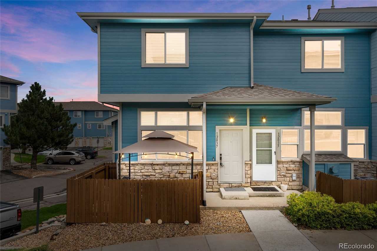 12037 Leyden St Jasmine Estates Beautiful end unit! This well cared for townhome in Jasmine