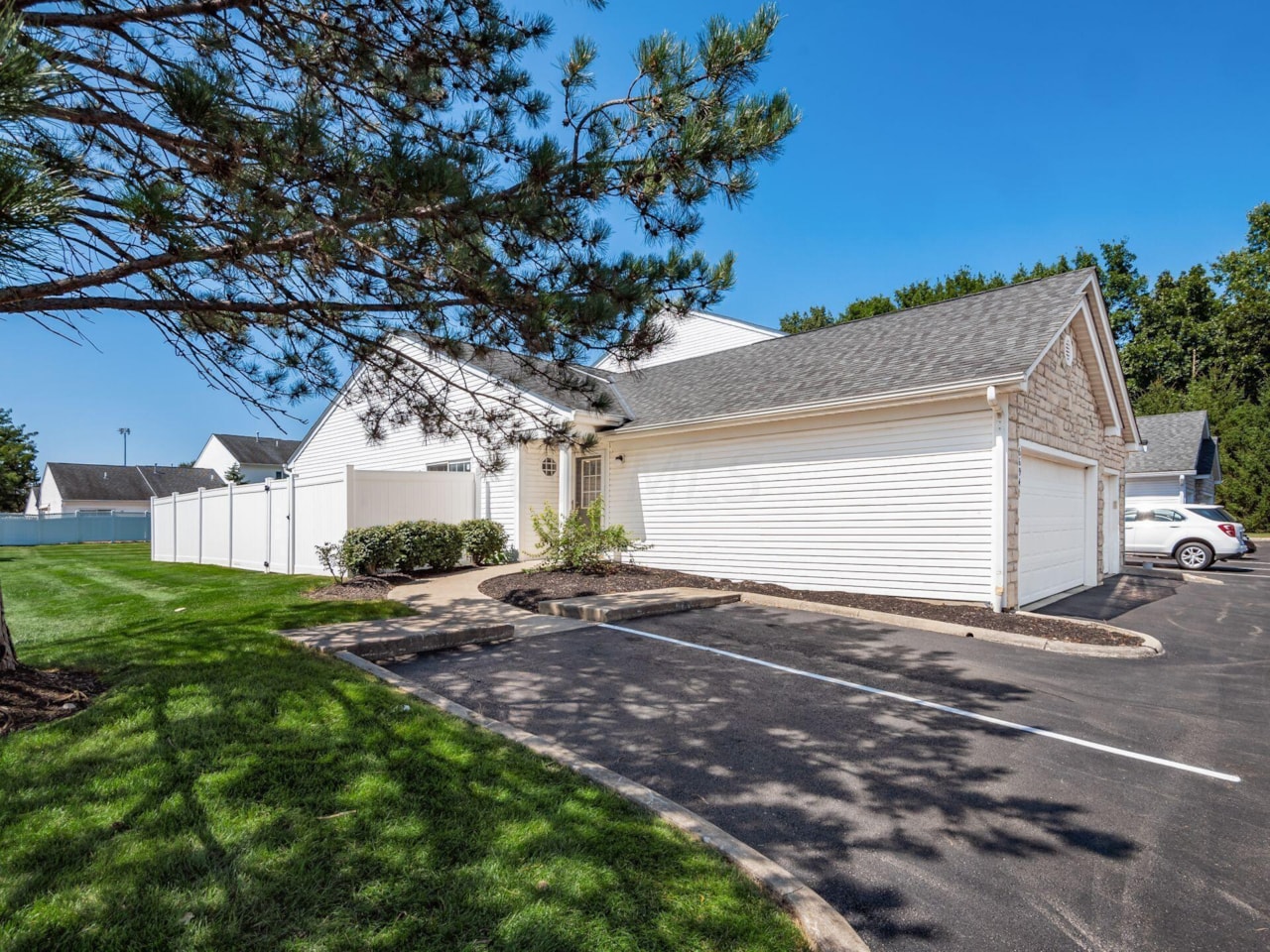 6694 Axtel Drive Canal Winchester, OH 43110 Vision Realty Inc.