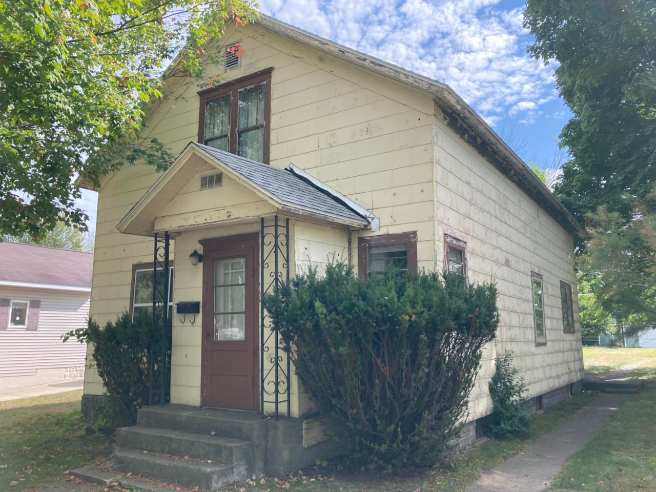 606 Sixth Ludington, MI 49431 MLS 23136113