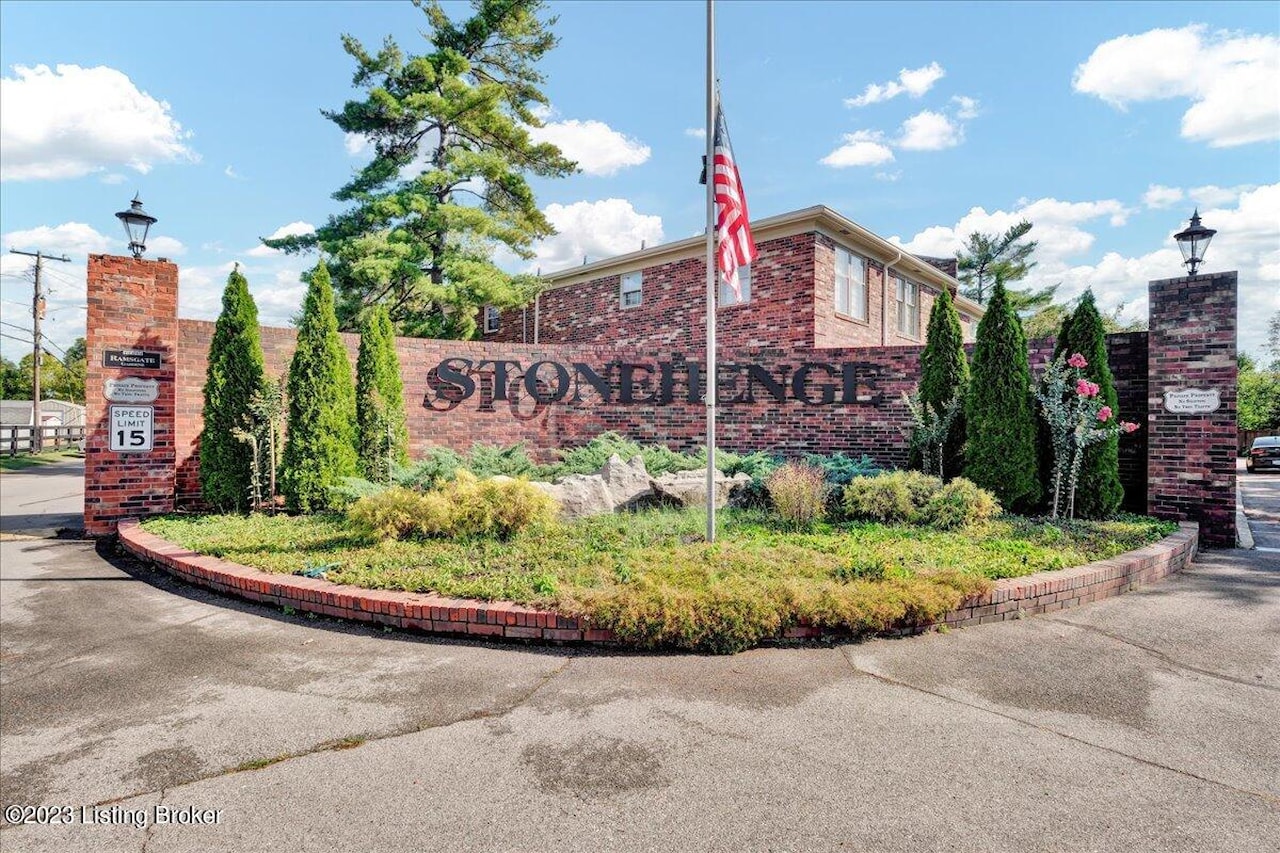 4718 Weybridge Gdns 102, Louisville, KY 40207 Stonehenge Condo 158,000