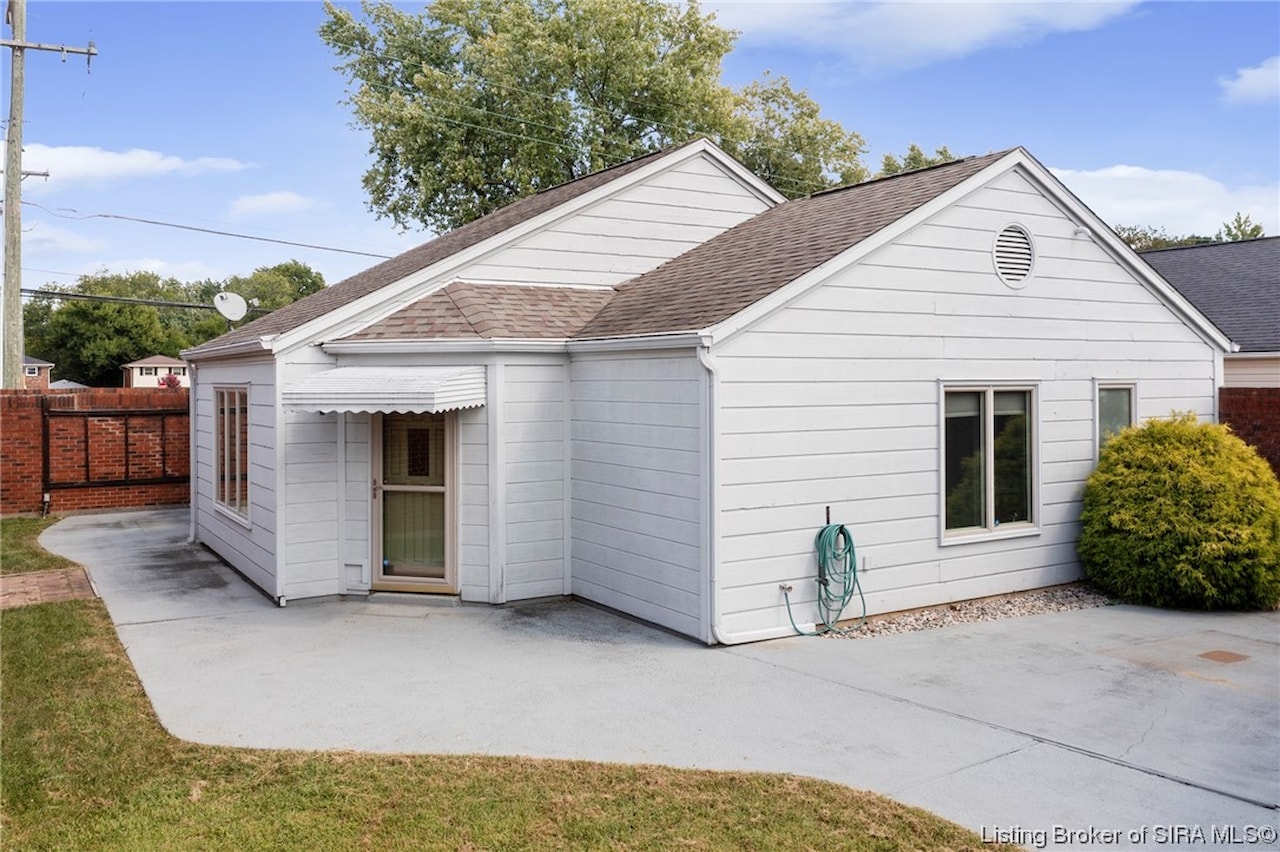 107 Courtyard Jeffersonville, IN 47130 MLS 2023010267