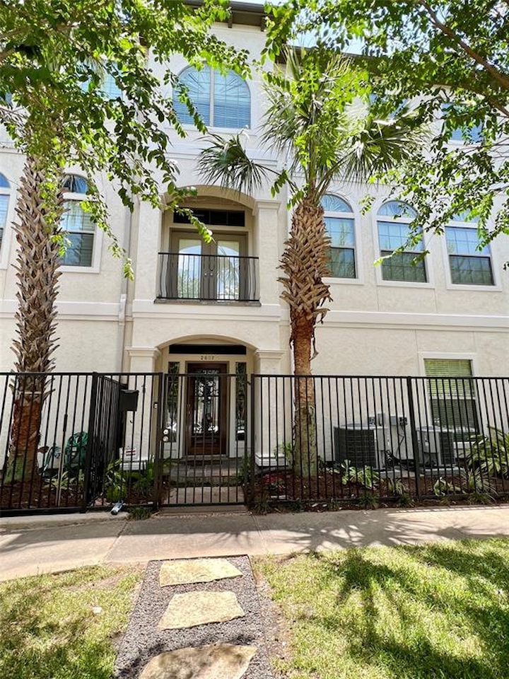 2807 Albany St Houston, TX 77006 condo for sale