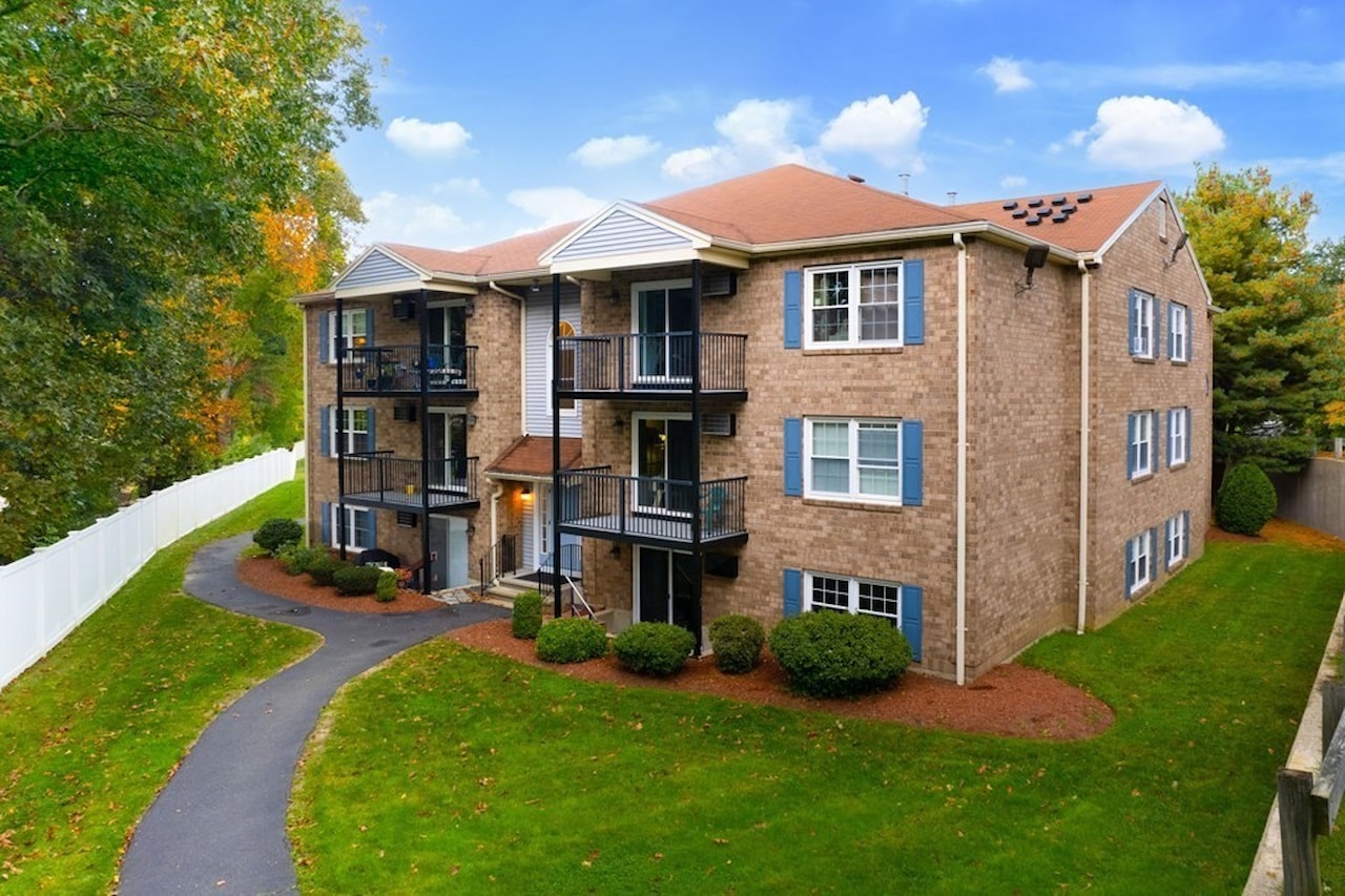 610 S Franklin St A102, Holbrook, MA 02343 288,000 MLS73171316