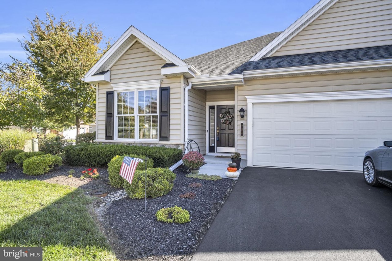 254 Colonial DrSilver Spring Twp (14438)This one owner Adams II Model