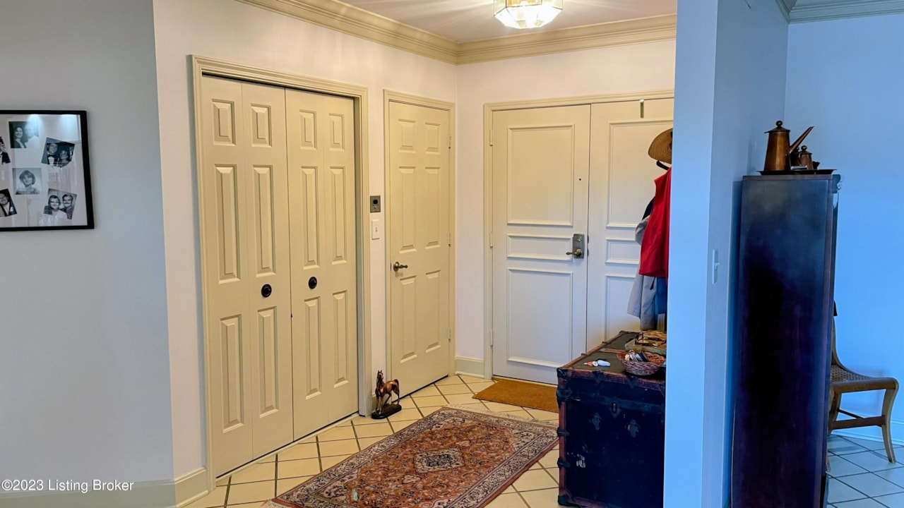 5701 Coach Gate Wynde 44 Louisville, KY 40207 MLS 1648341