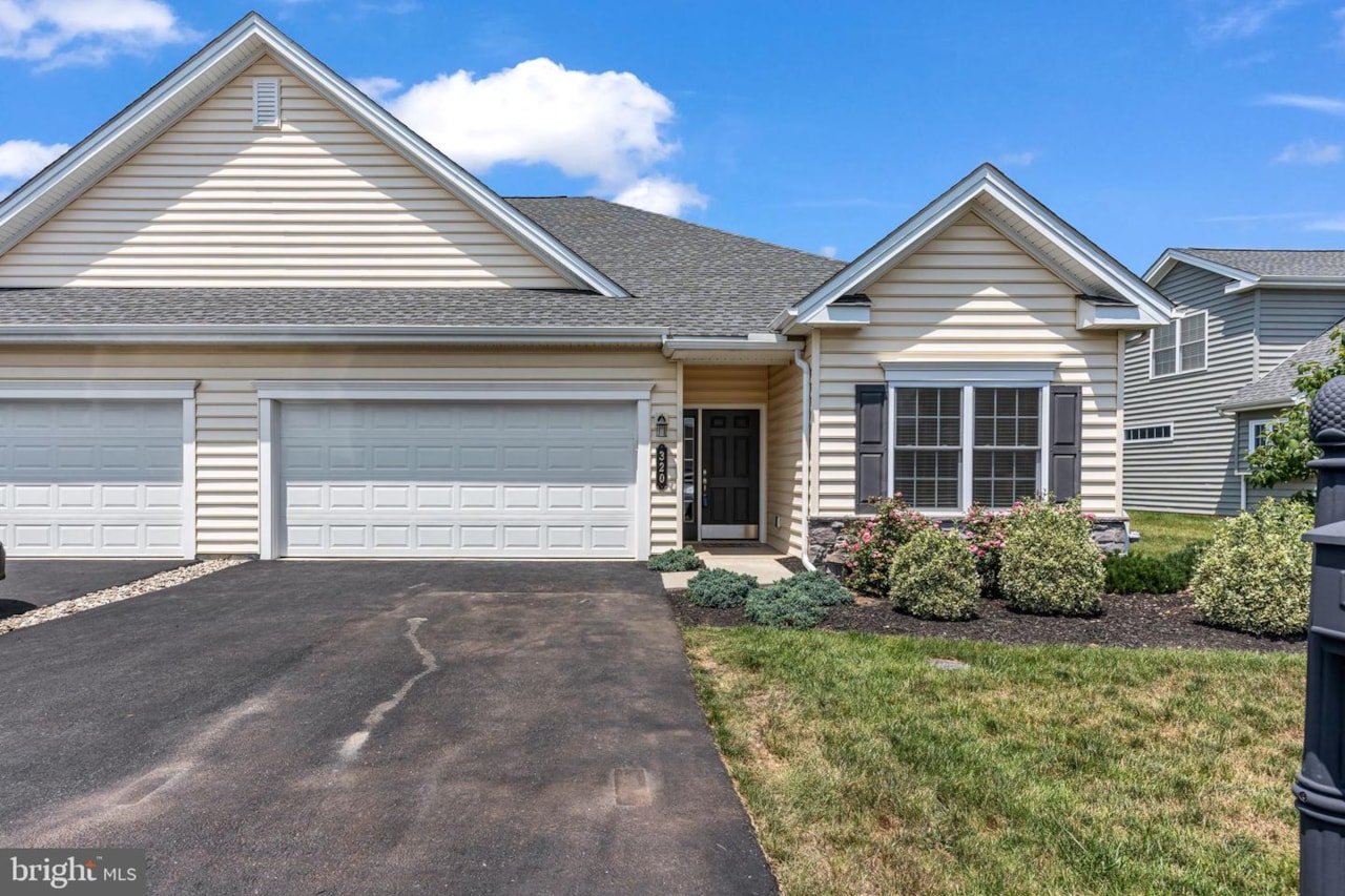 320 Valor DrSilver Spring Twp (14438)Location and Lifestyle! Have you