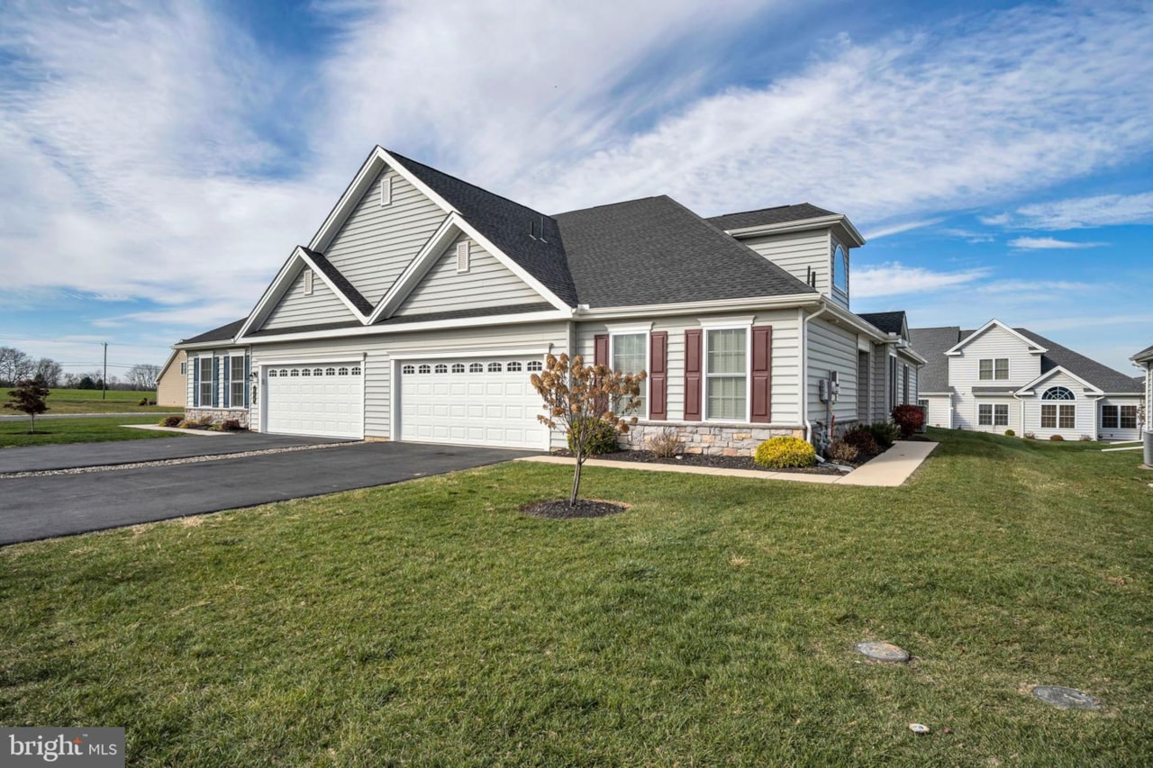 646 Republic WaySilver Spring Twp (14438)Located in the newest Phase of