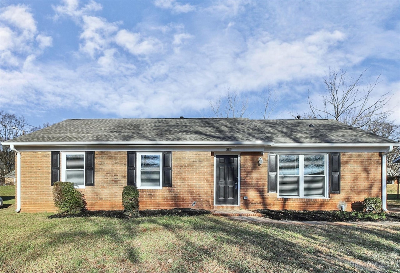 3701 Firestone Dr Charlotte, NC 28216 MLS 4096198