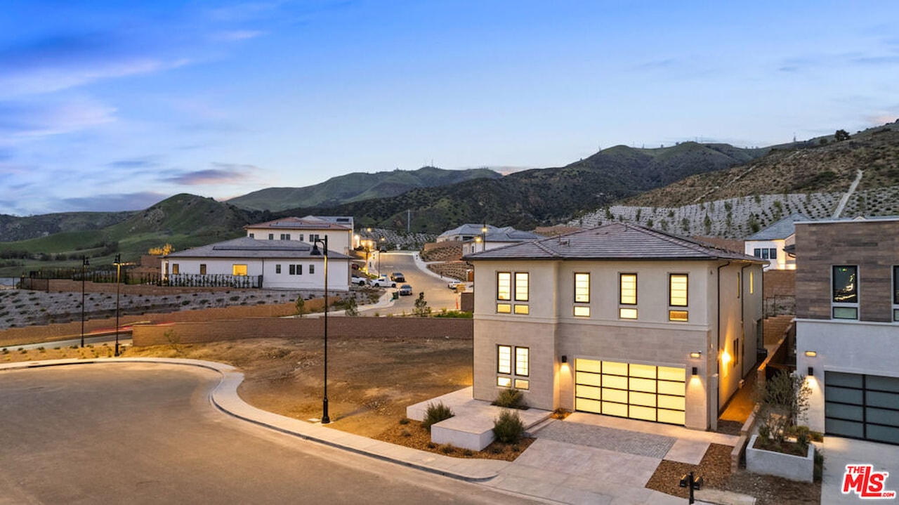 20611 W Overlook Ct Northridge, CA 91326 home for sale, MLS24360269 High Rises Condos