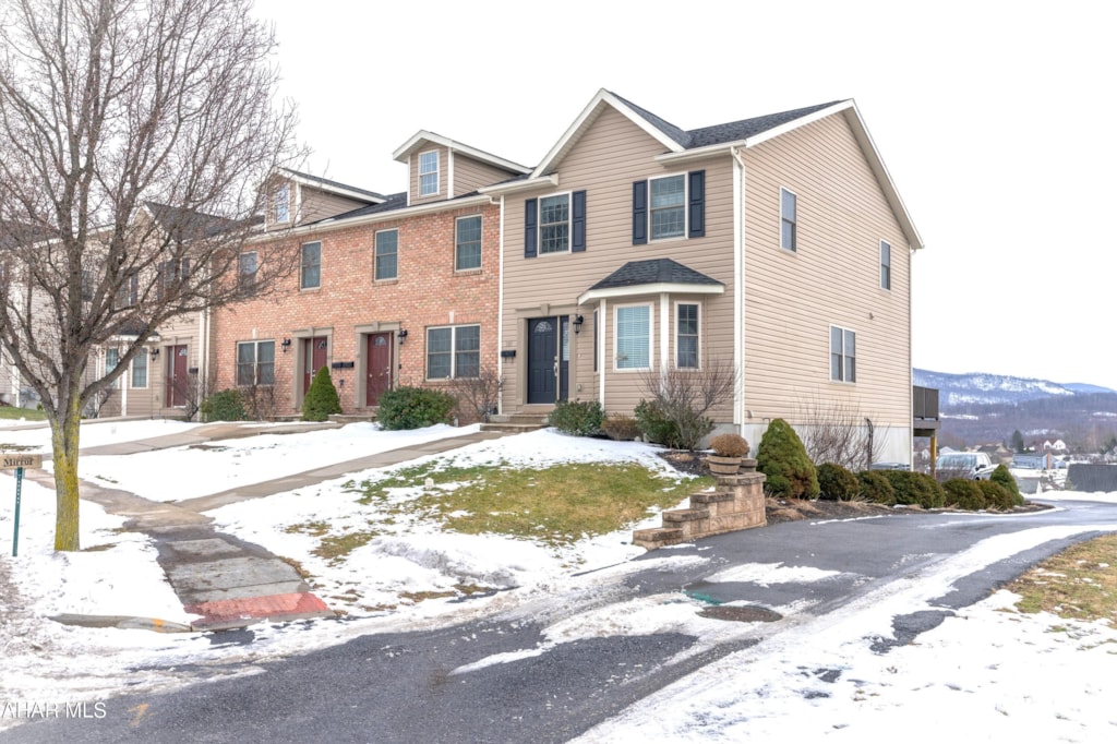 101 Holliday Hills Dr in Hollidaysburg, PA