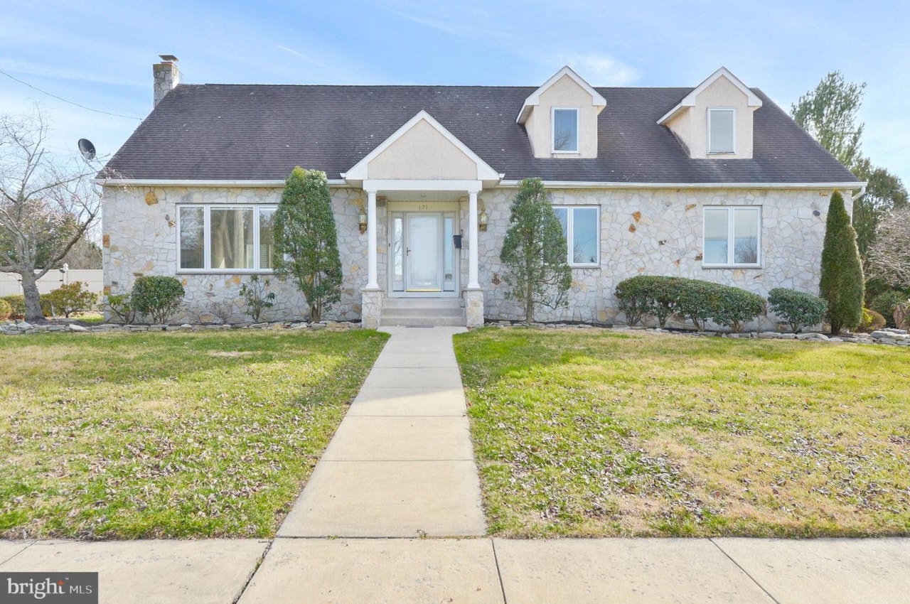 Sewell Homes For Sale 171 Essex Ave Extraordinary. Refreshed Mantua Twp 3 bedroom expanded cape