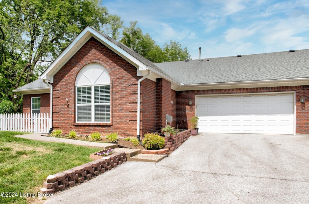 8722 Applegate Village Dr Louisville KY 40219 condo for sale MLS