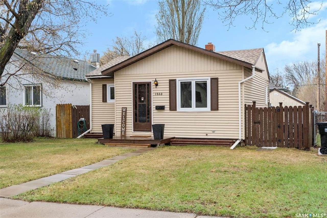 Hudson Bay Park Home For Sale, 1035 N K Ave, Saskatoon, MLS SK967940