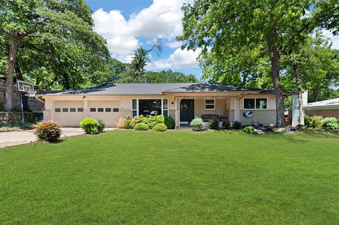 FOR SALE 612 Woodcrest Drive, Hurst, in Valentine Oaks Add