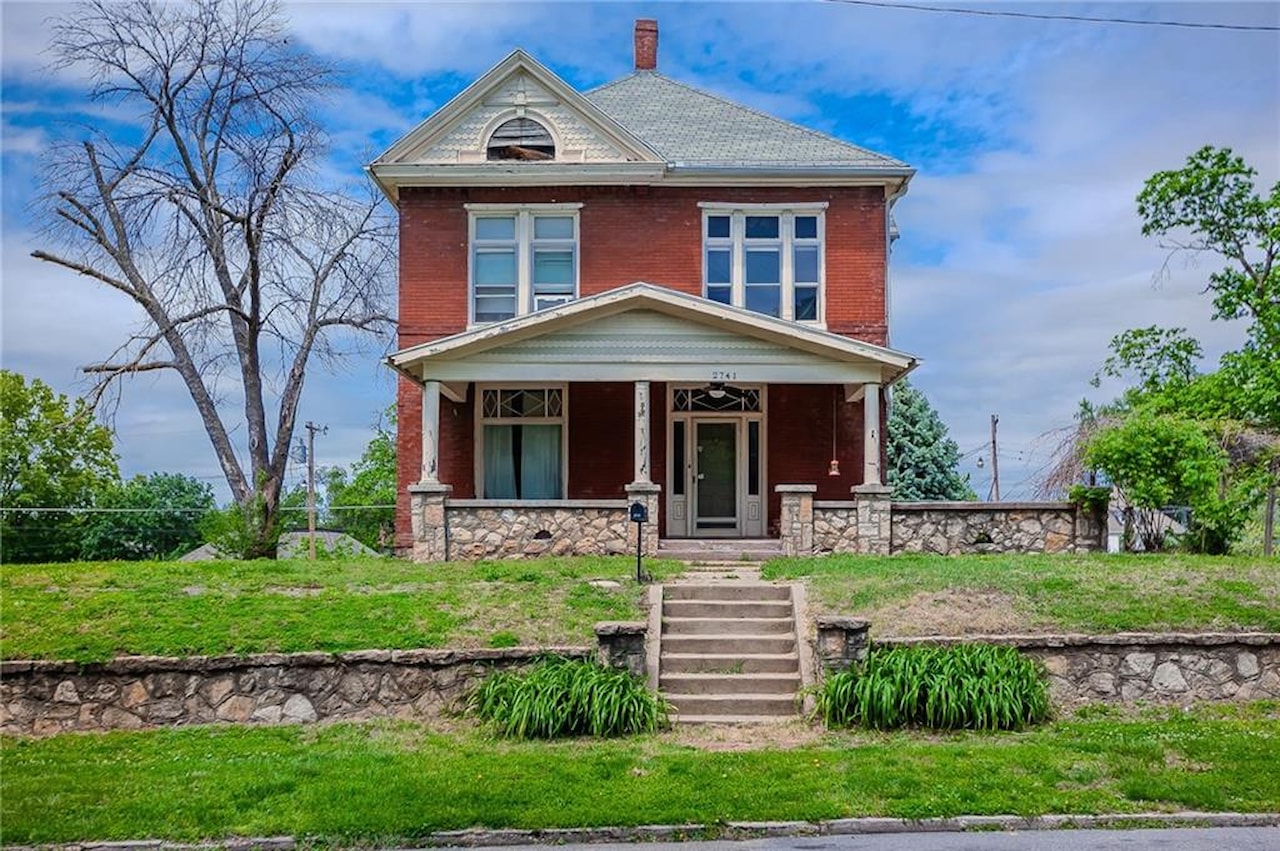 2741 Seneca St, St Joseph, MO 64507 home for sale