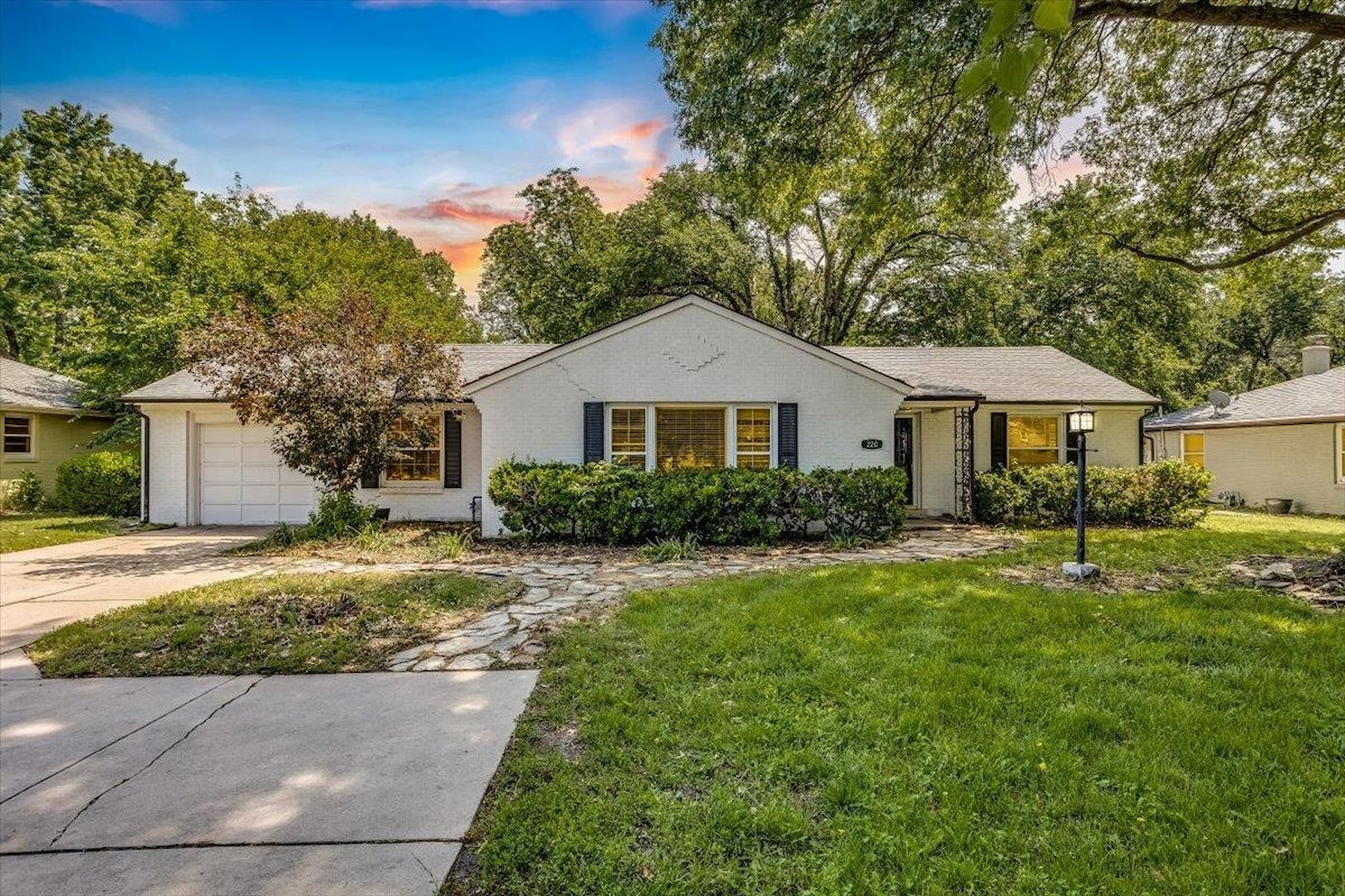 Homes for Sale in 220 N Edgemoor Wichita, KS