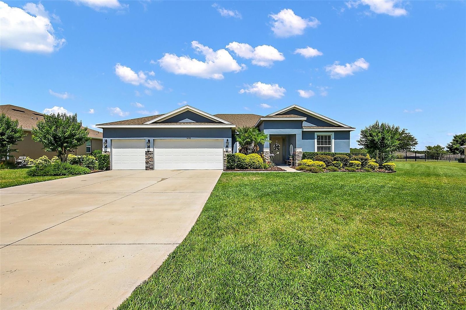 6198 Sunnyside Dr in Leesburg, FL