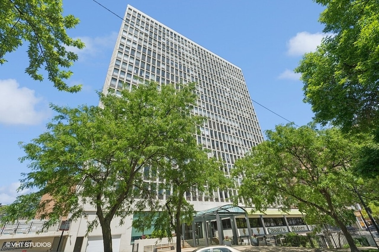 444 W Fullerton Parkway 610 in Chicago is offered for 258,000 MLS