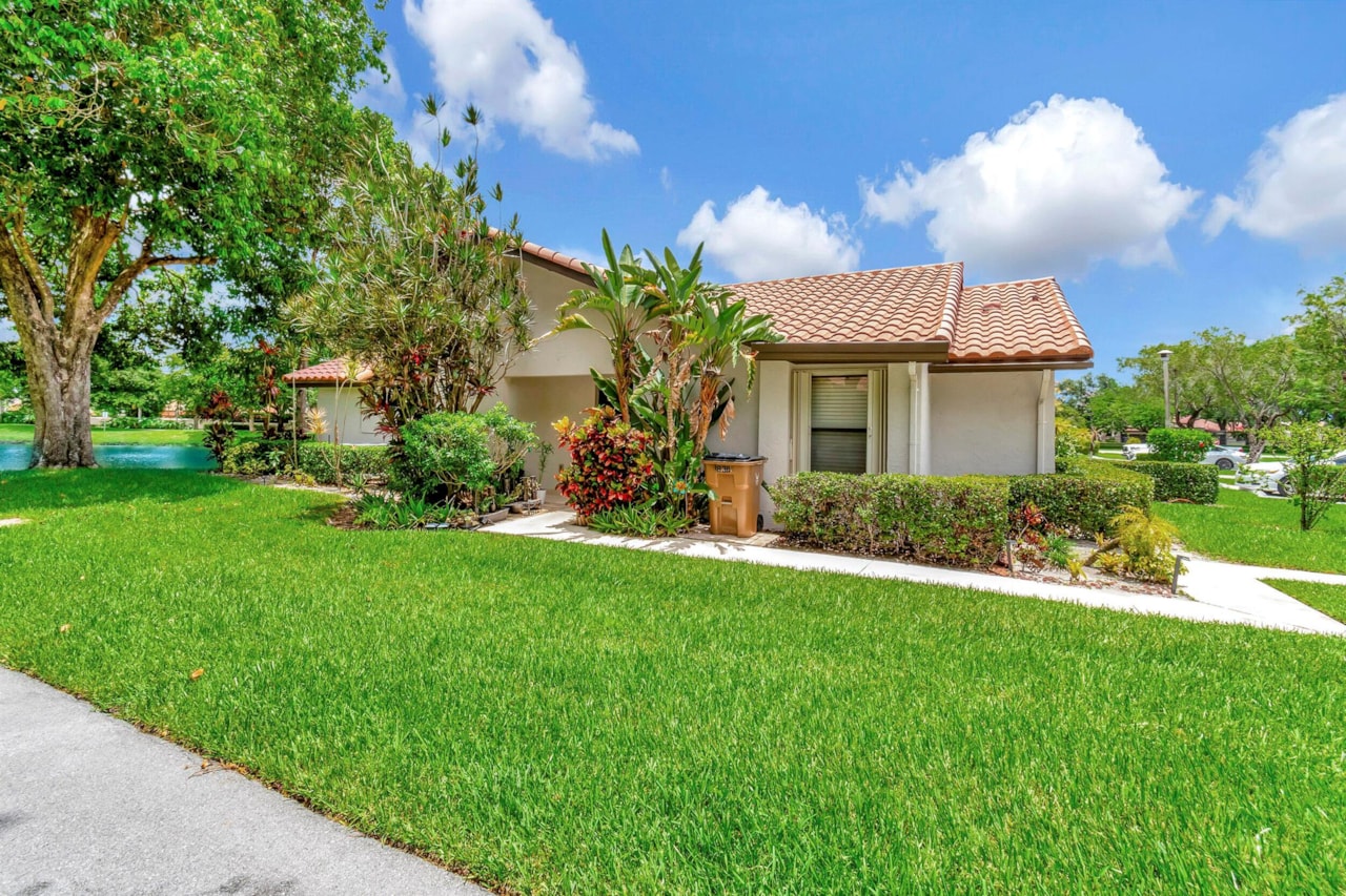 639 Lake Pointe Lane Deerfield Beach, FL 33442 MLS R10998427