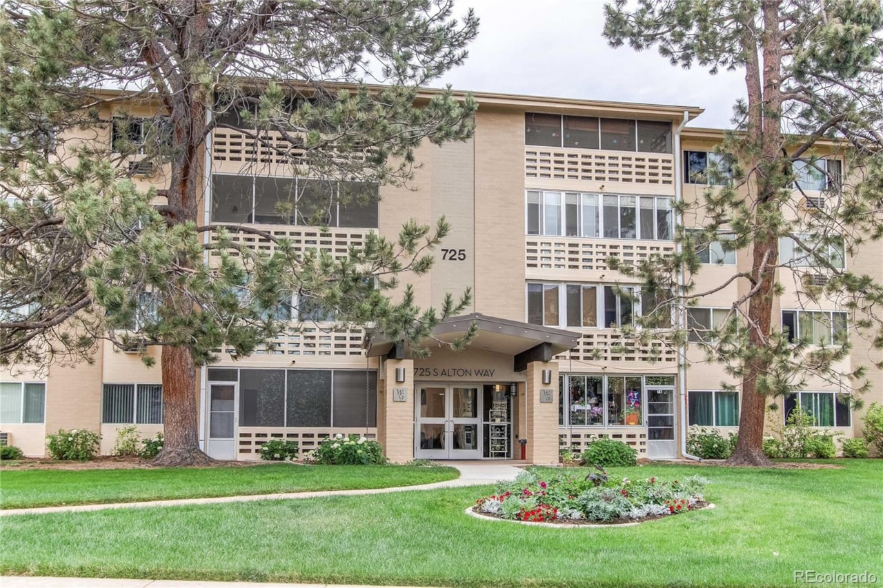 725 S Alton Way 5D Windsor Gardens This is a very rare floor plan in