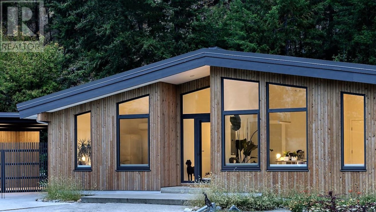 160 Parham Place Penticton, BC V2A3Y7. MLS listing 10318560.