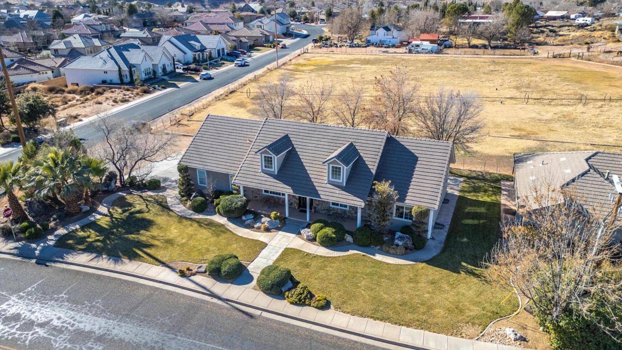 875 Country LN Santa Clara, UT 84765 home for sale, MLS#25-257615 - Erika Rogers Photo 2