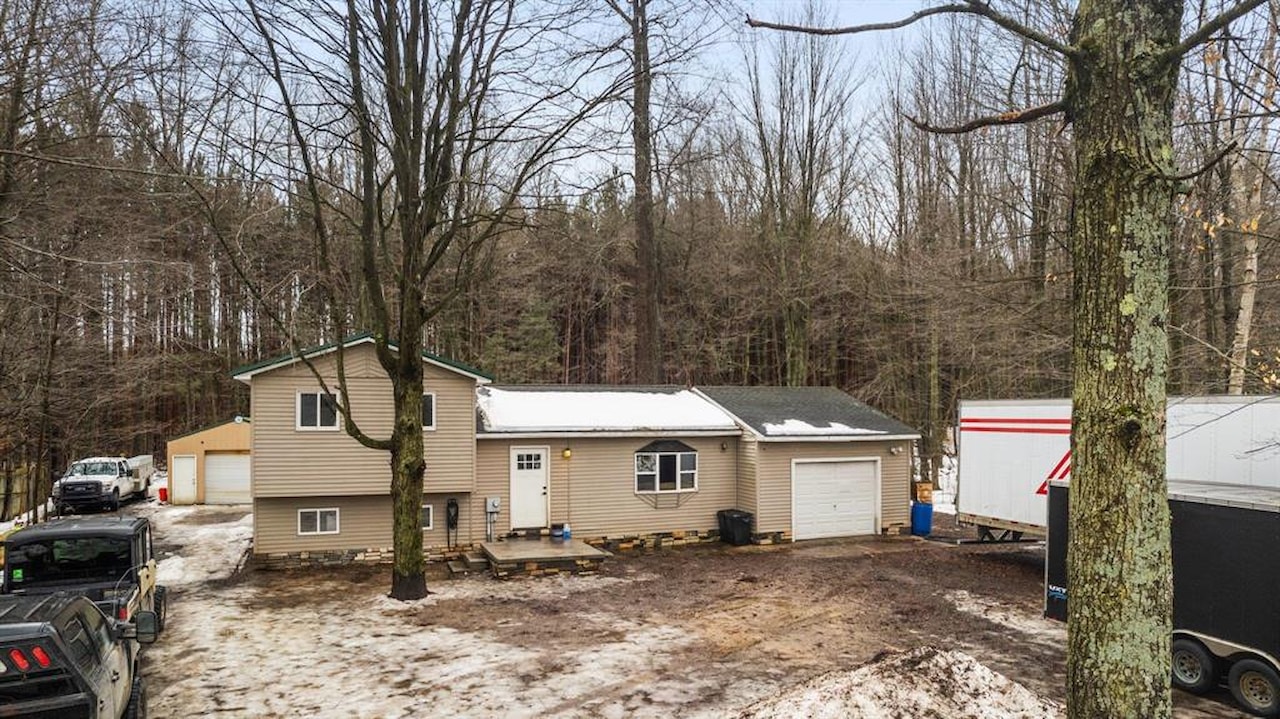 4891 Fell Dr in Marion Twp, MI