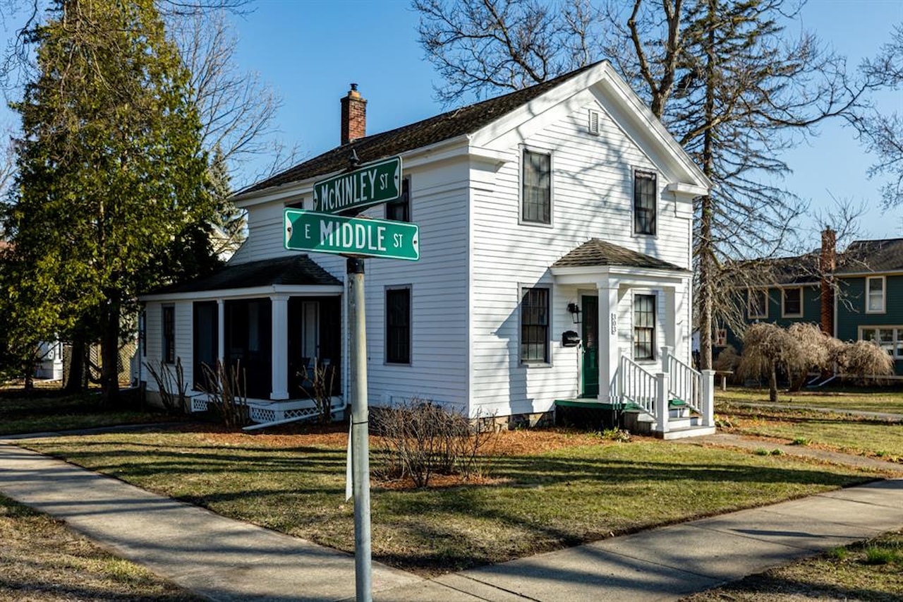 303 E Middle St in Chelsea, MI