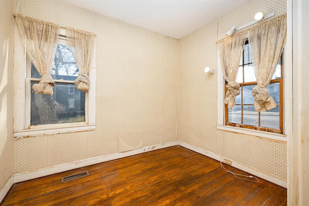 303 E Middle St in Chelsea, MI Photo 8