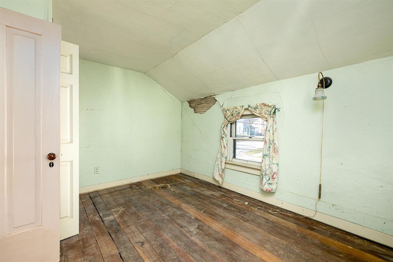 303 E Middle St in Chelsea, MI Photo 16