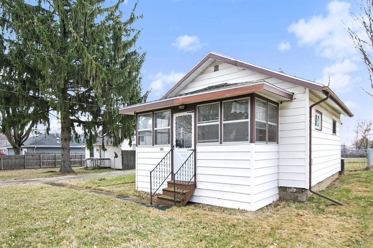 1015 Pearl St in Dewitt Twp, MI Photo 3