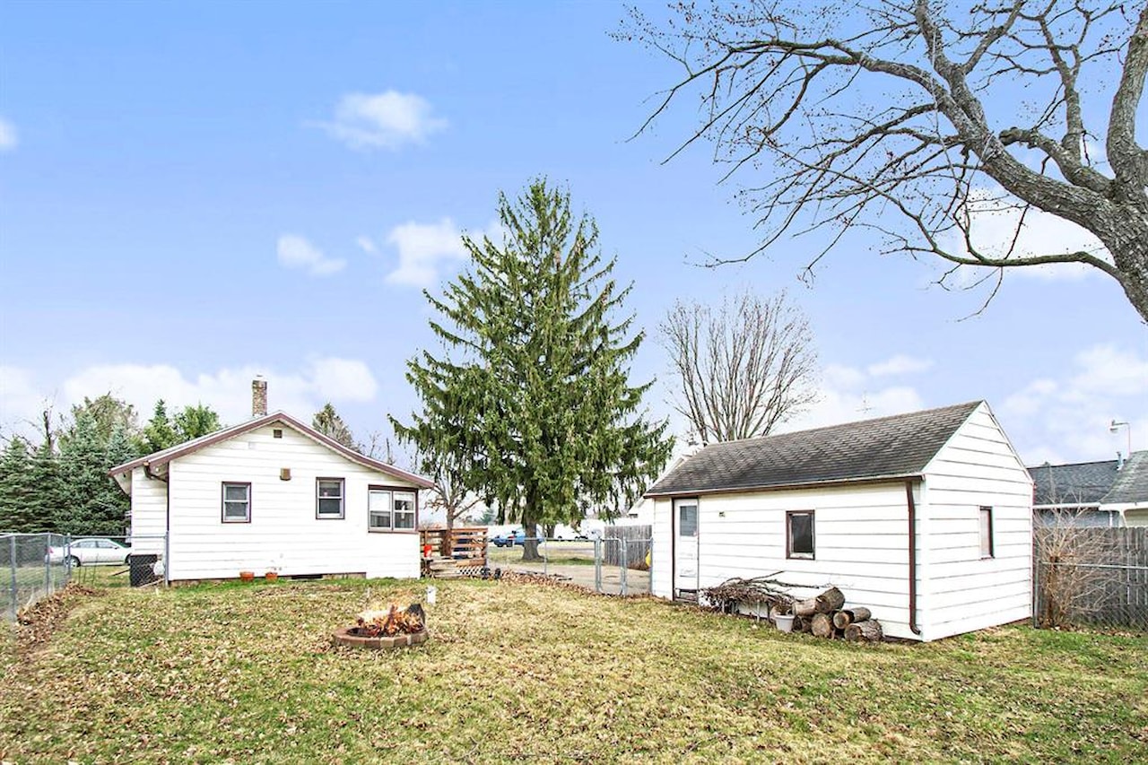1015 Pearl St in Dewitt Twp, MI Photo 9