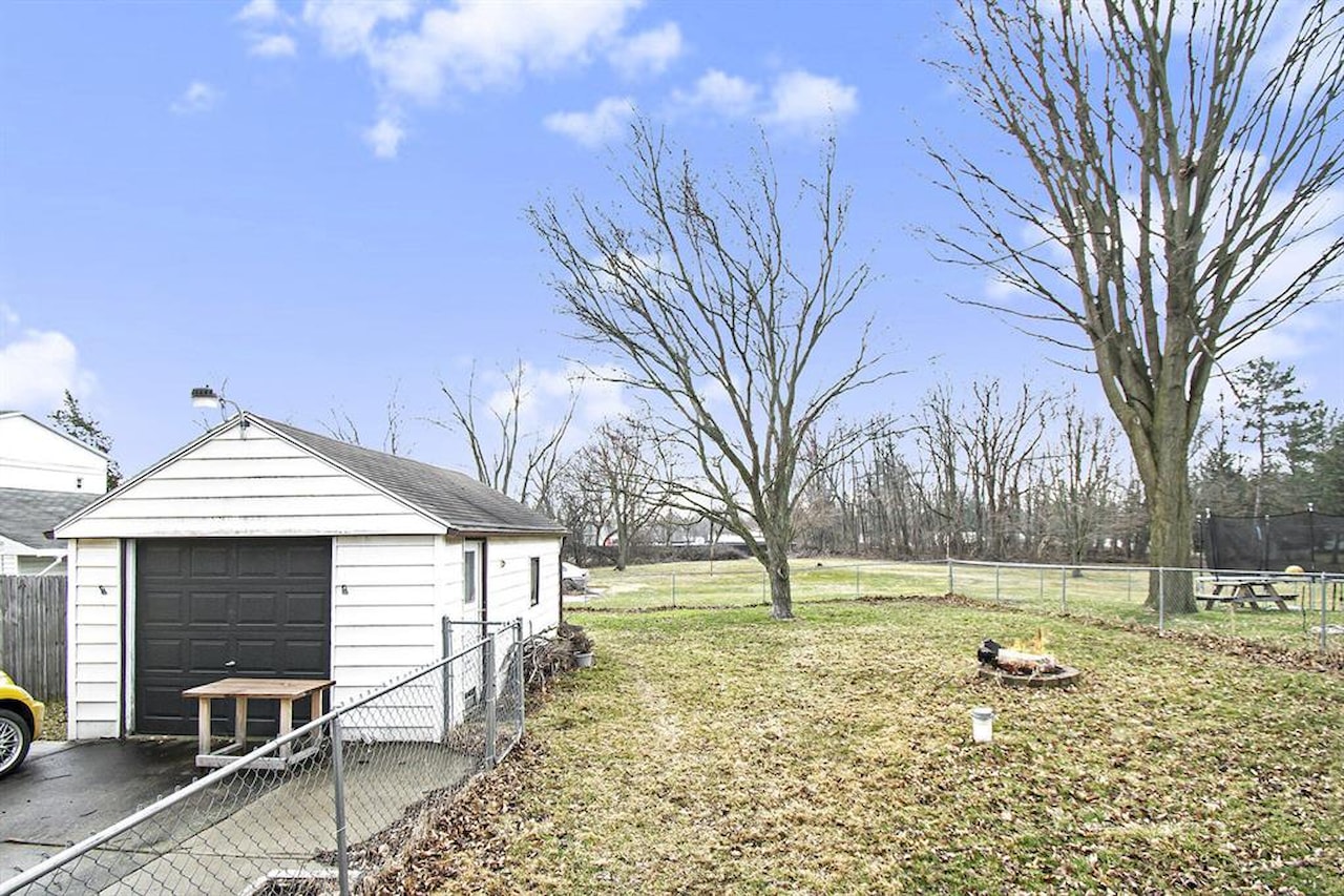1015 Pearl St in Dewitt Twp, MI Photo 10